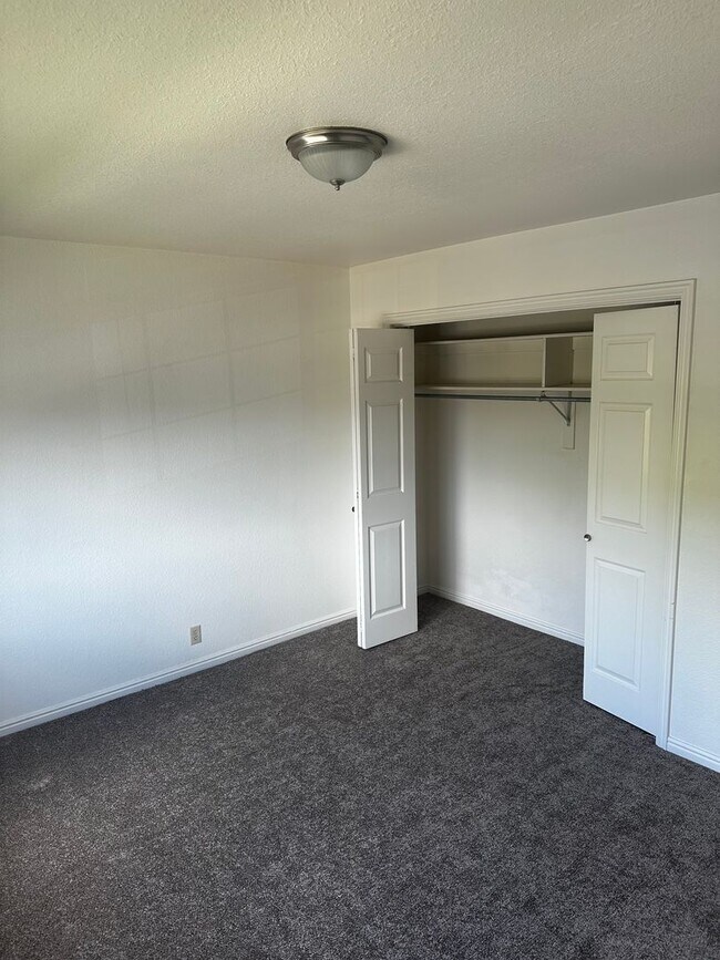 Building Photo - 318 W 620 N