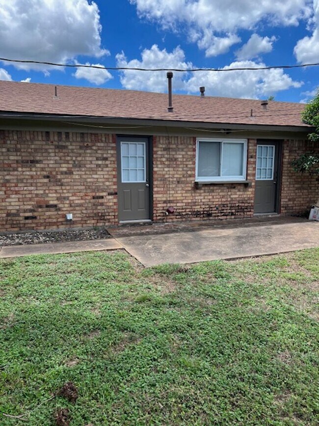 Building Photo - 2 bed 1 bath Duplex in Georgetown