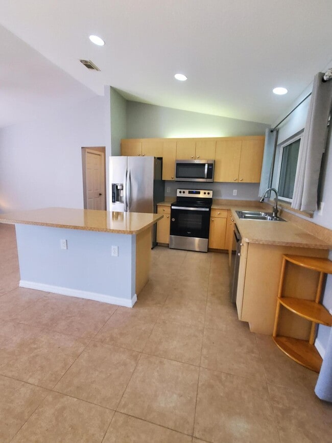 Building Photo - 3234 SW Fillmore St