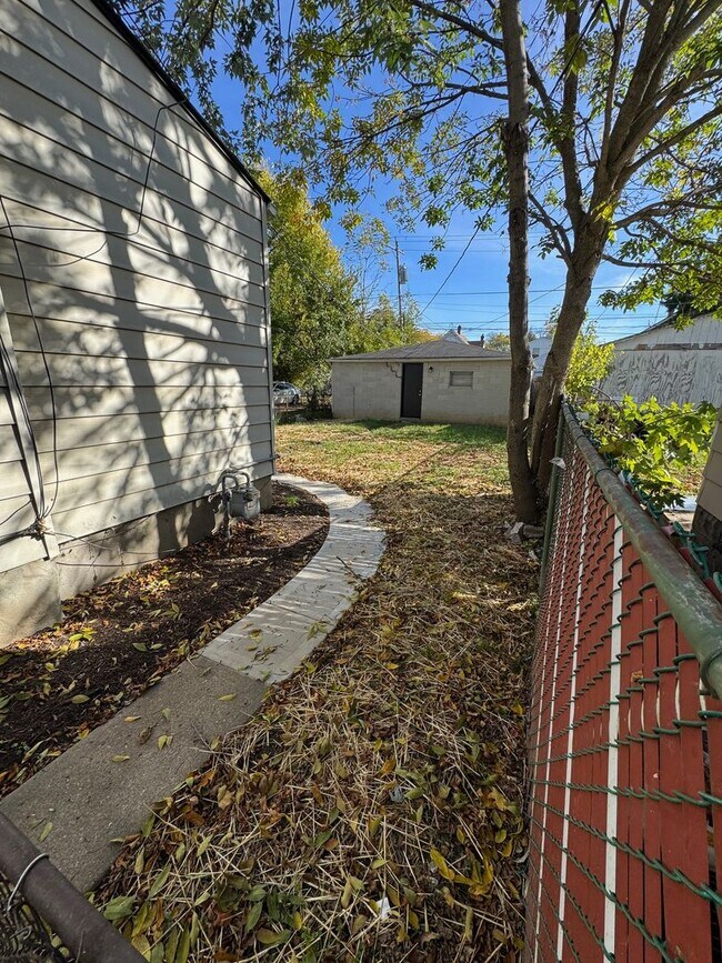 Building Photo - 384 Clarendon Ave