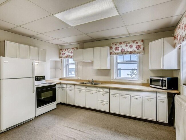 Building Photo - June 2026 ~ Cute 5 bedroom house. Spacious...