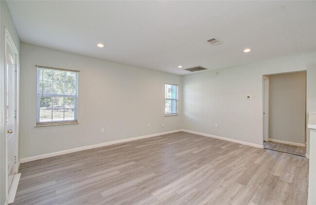 Building Photo - Newly updated 3 bed 2 bath