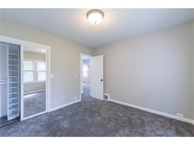 Building Photo - 11020 W River Rd