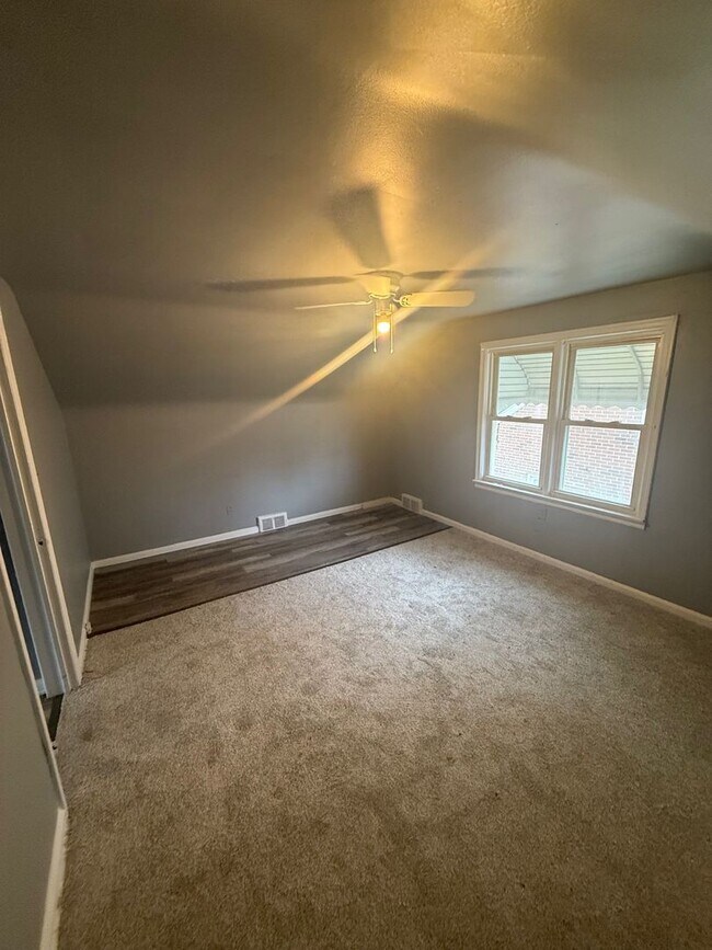 Building Photo - Charming 3 bedroom brick bungalow