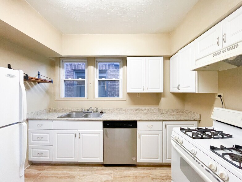 Building Photo - 3563 Beechwood Blvd