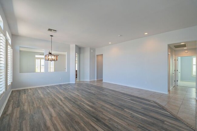 Building Photo - Gated Community!