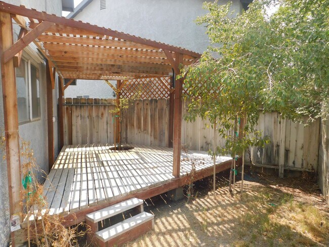 Building Photo - Spacious 3bd 2.5ba Quiet location.