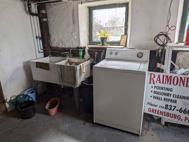 Washer - 402 N Main St