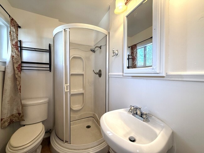 Building Photo - 432 W 17th St