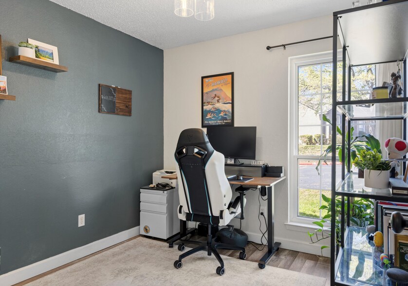 Building Photo - 1015 E Yager Ln