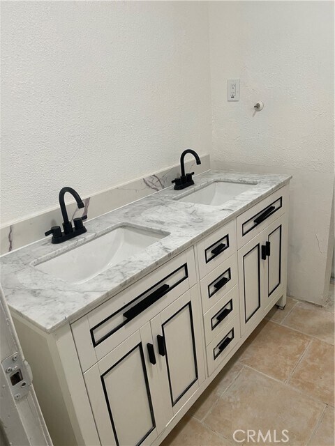 Building Photo - 674 E 115th St