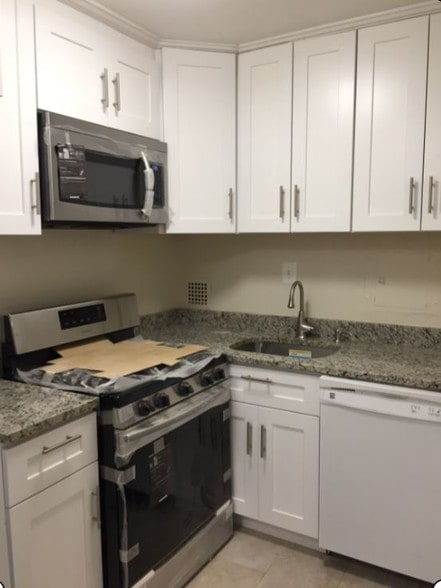 Stove - 950 25th St NW