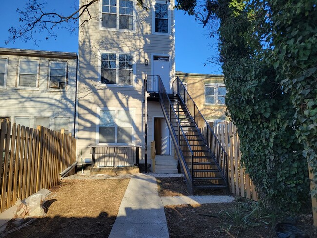 Building Photo - Brand New Constructed 3 BR/3 BA Apartment ...