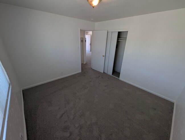 Building Photo - 2-Bedroom Walkup Near Highland Hospital