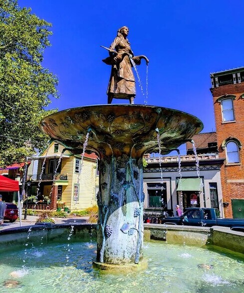 Building Photo - 230 W 6th St