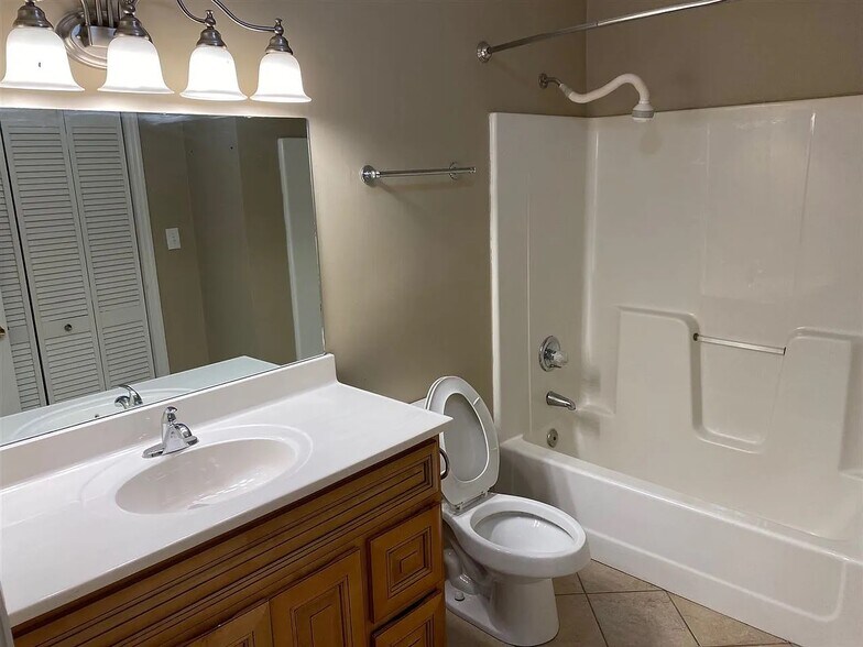 Full Bath - 1207 Smallhouse Rd