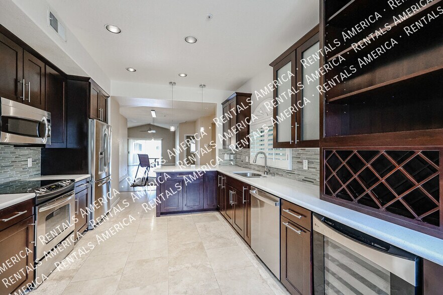 Building Photo - 8653 E Royal Palm Rd