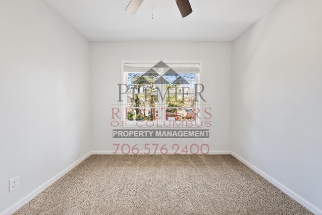 Building Photo - 386 Victory Dr