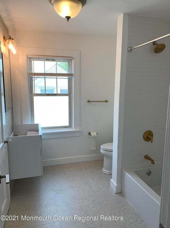 Building Photo - 208 Lockwood Pl
