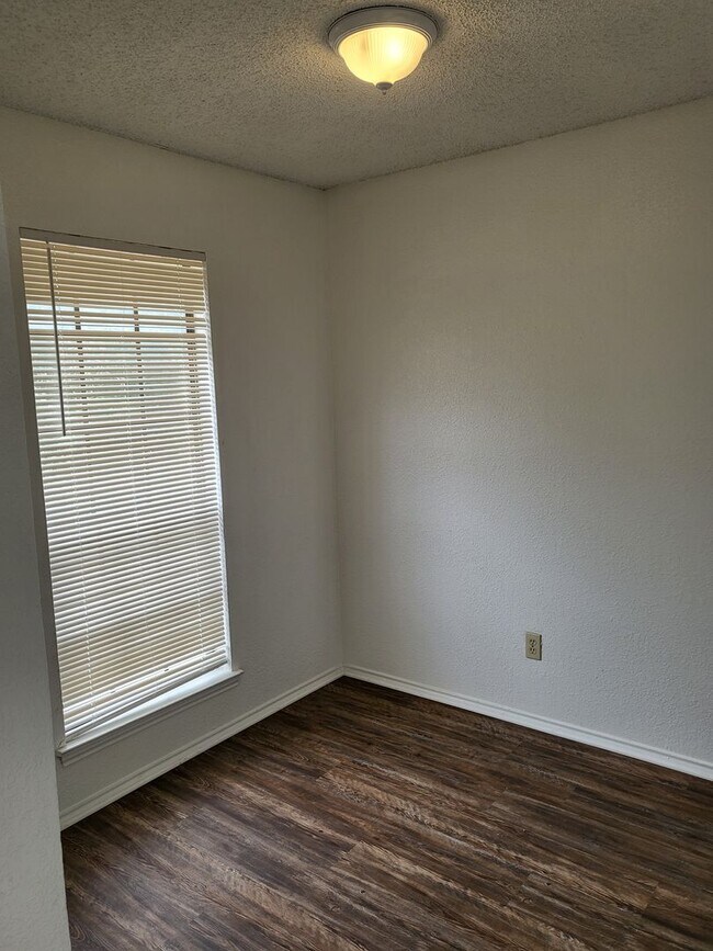 Building Photo - 1209 Avondale Ct