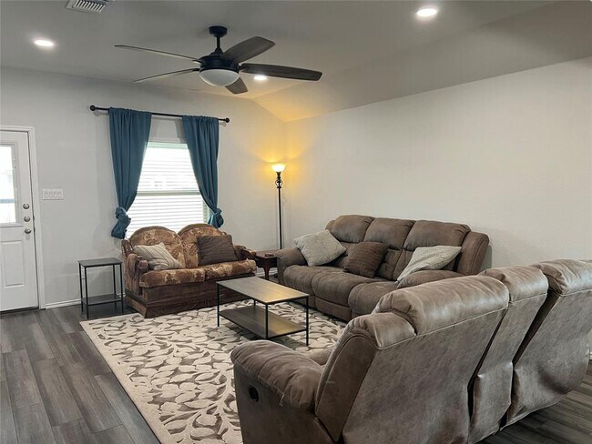 Building Photo - 200 Nathaniel Dr