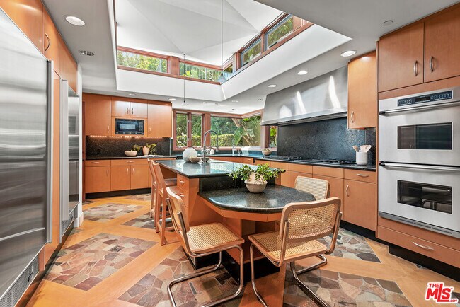 Building Photo - 1160 Shadow Hill Way