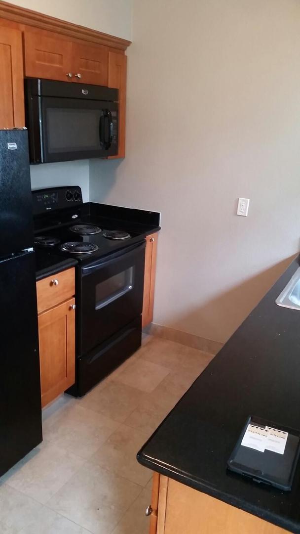 Building Photo - Upper corner unit 1 bed on Belmont, granite, hardwoods, off street parking!