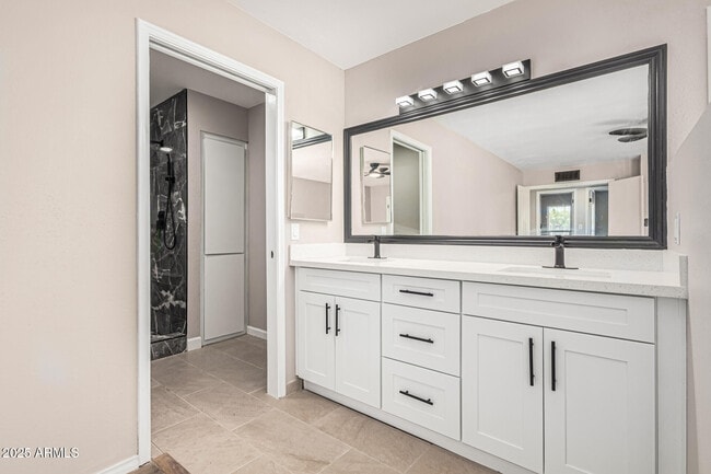 Building Photo - 10838 N 32nd Ln