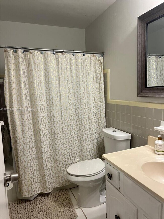 Building Photo - 1040 Lyons Park Dr