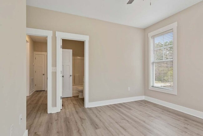Building Photo - MUST SEE !! 2 Bedroom/2 Bath end unit avai...