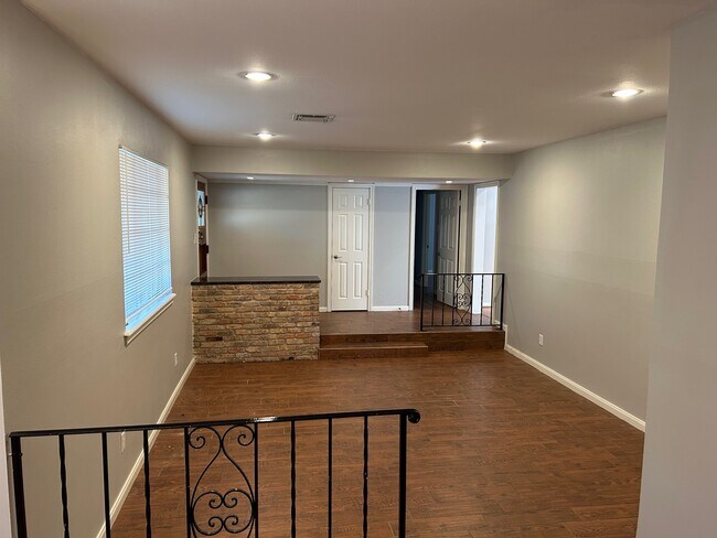 Building Photo - 1702 Maux Dr