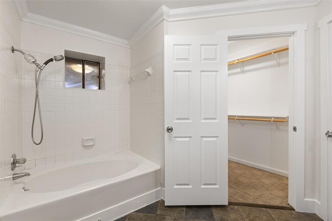 Building Photo - 6005 Sun Vista Dr