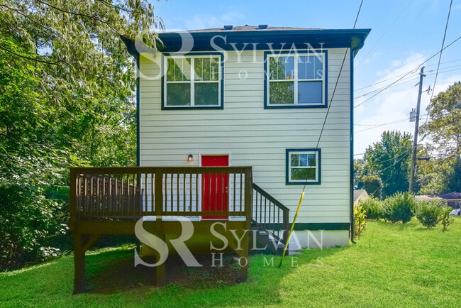 Building Photo - Enjoy living the good life in this 3 bedroom, 2 bathroom home