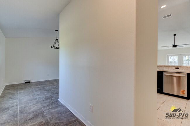 Building Photo - 5505 Magnolia Ave