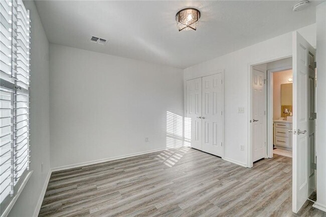 Building Photo - Absolutely Adorable, 2 bed, 2 bath, 2 car + study