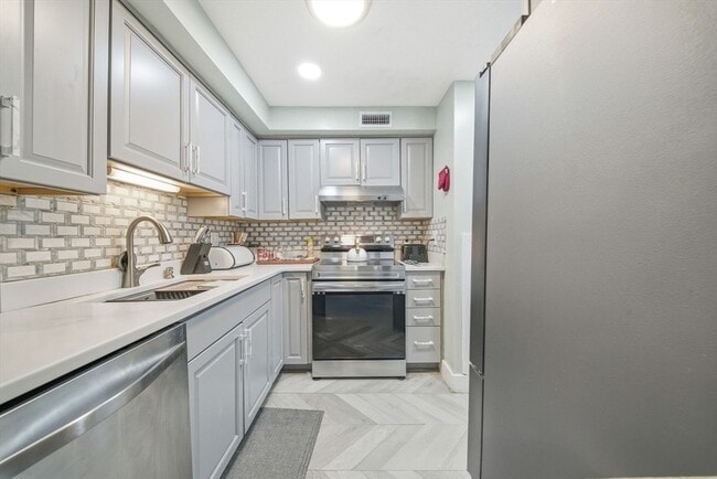 Building Photo - 502 Oak St