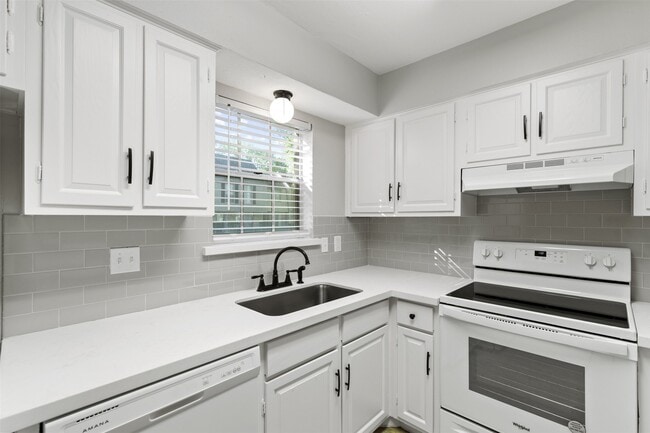 Building Photo - 13010 Trail Hollow Dr