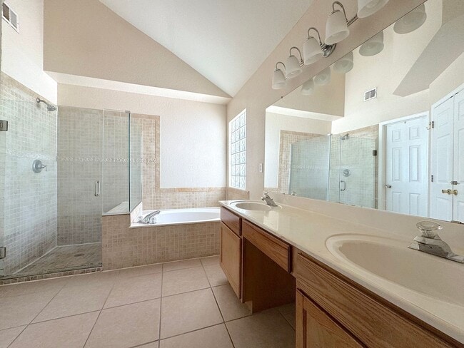 Building Photo - East El Paso 3bed/2bath Refrig A/C!