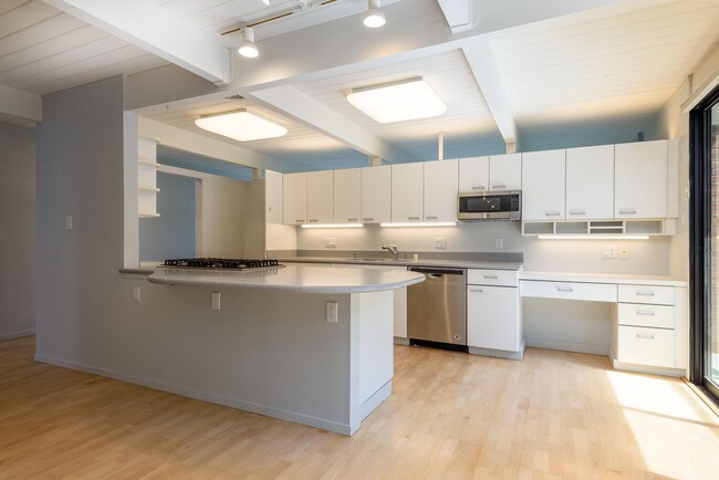 Building Photo - San Mateo Highlands Eichler Mid-Century 3/...