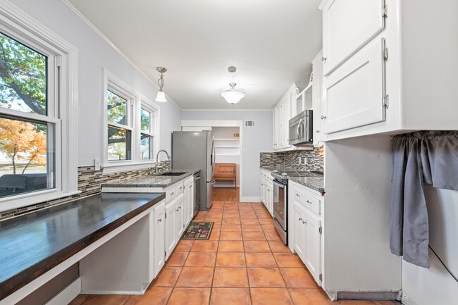 Building Photo - 22 E Hawthorne St