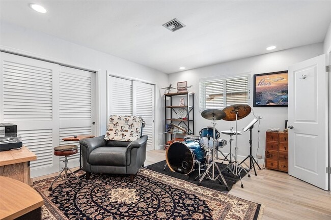 Building Photo - 4510 Bayview Dr