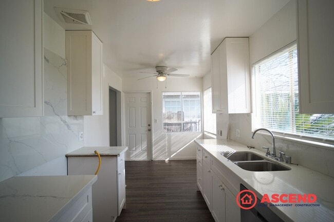 Building Photo - Charming Home in Central Bakersfield!