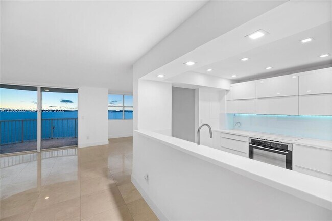 Building Photo - 1420 Brickell Bay Dr