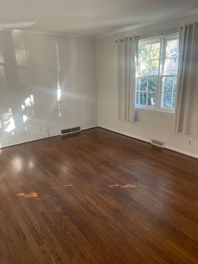 Building Photo - Split level 4 bedroom in Madison Park