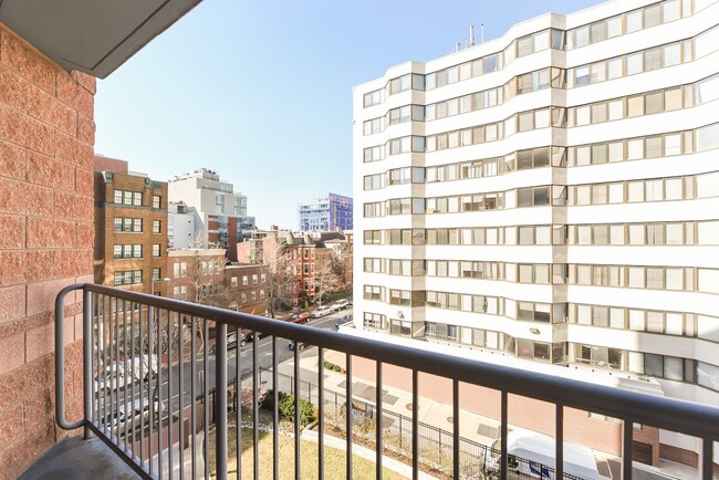 Building Photo - Gorgeous Studio w/ Hardwoods & Balcony