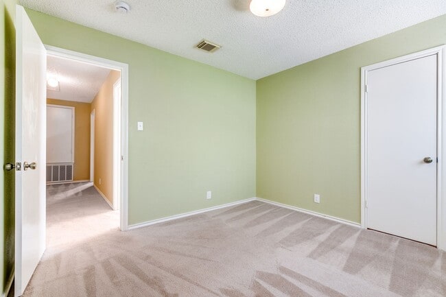 Building Photo - SPACIOUS 4-BEDROOM HOME IN PARKWOOD