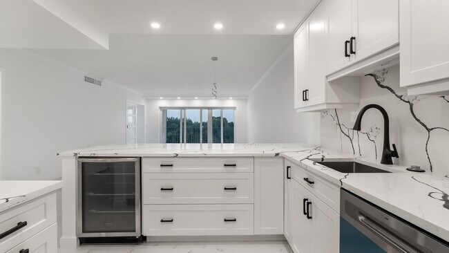 Building Photo - 3000 N Palm Aire Dr