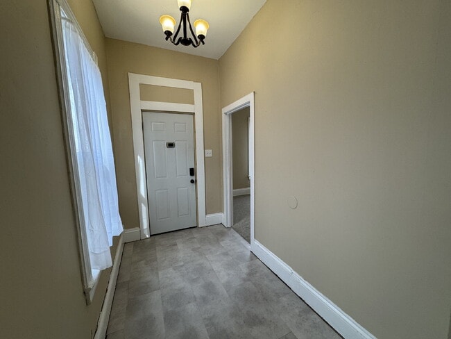 Building Photo - 3 Bedroom 2 Bath Where Timeless History Meets Modern Living!