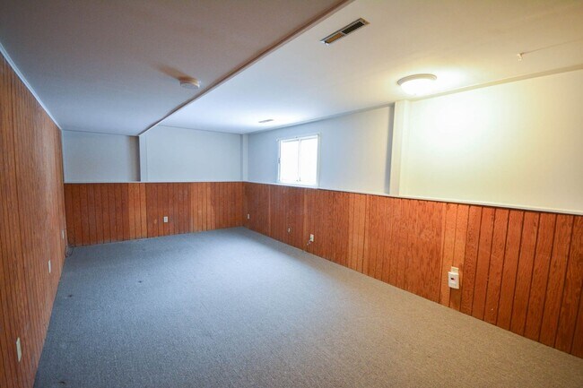 Building Photo - 1613 8th Ave SE