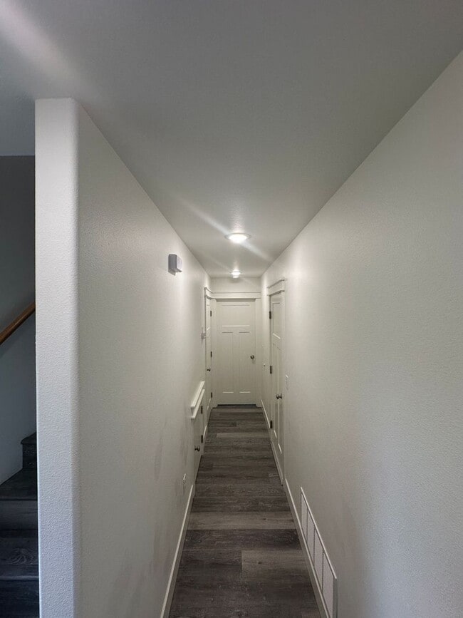 Building Photo - 2847 E Lakeview Rd